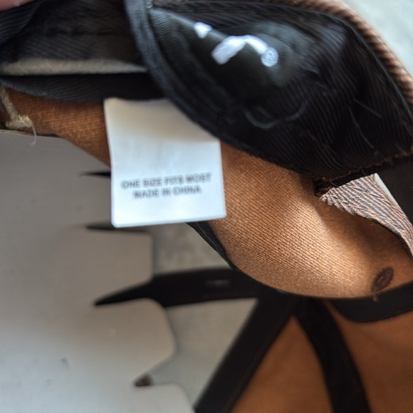 Ariat Snap back cap, embroidered American Flag & logo,camo print, 6 vent panel - Picture 11 of 11